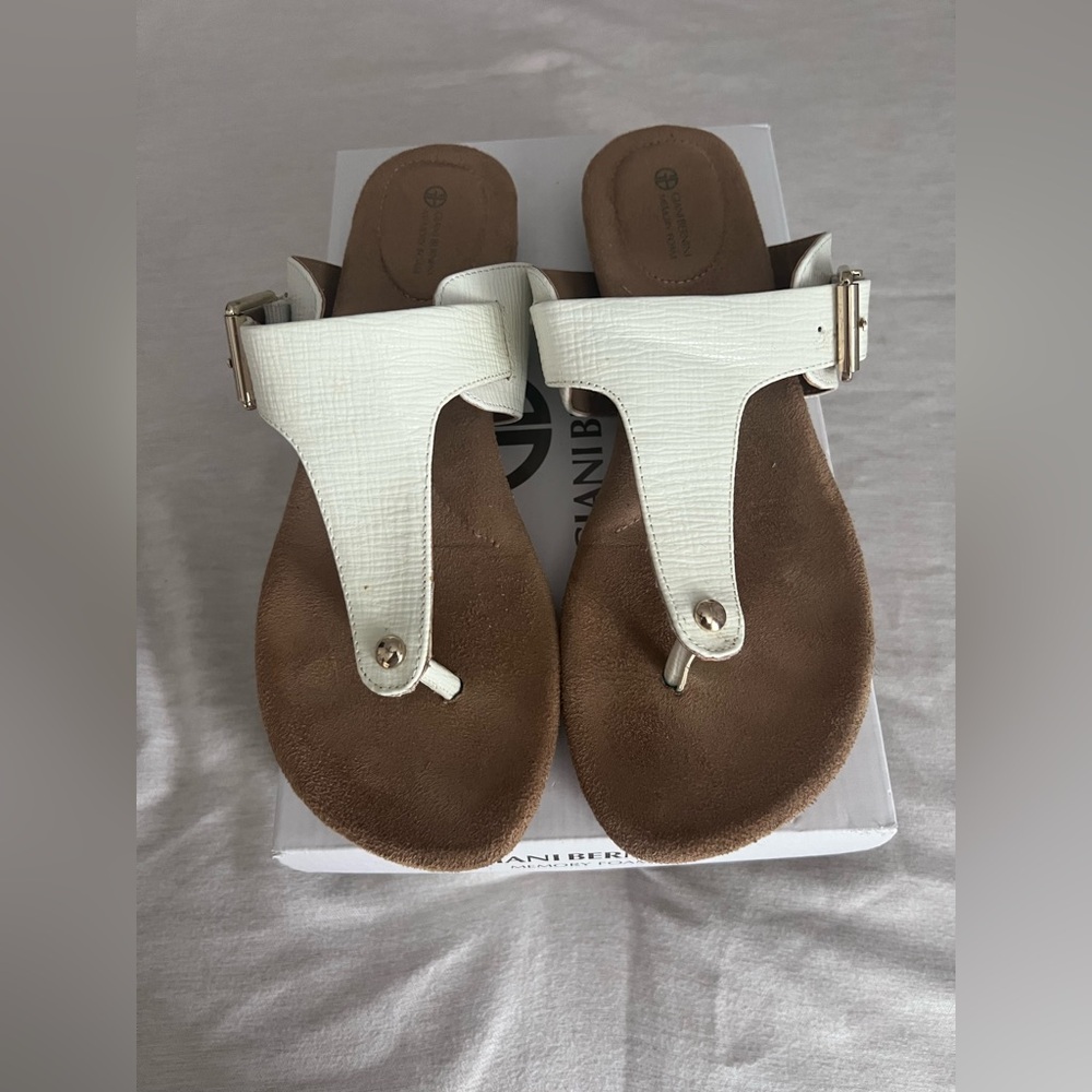✨🛍️ 4️⃣ for $2️⃣5️⃣ Giani Bernini White and Brown Women's Sandals
